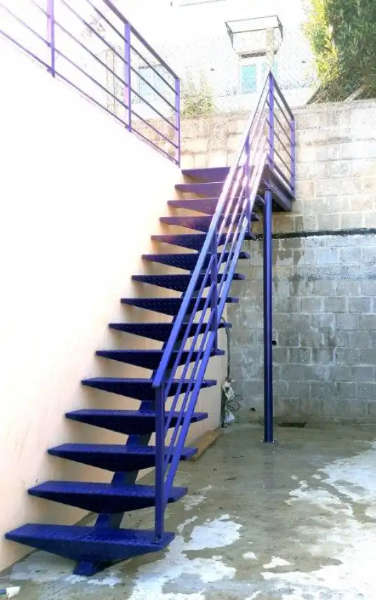 escalier-exterieur-bleu
